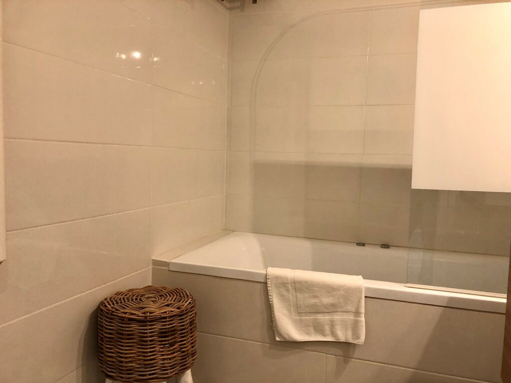 hotel saint-louis aigues-mortes bathroom