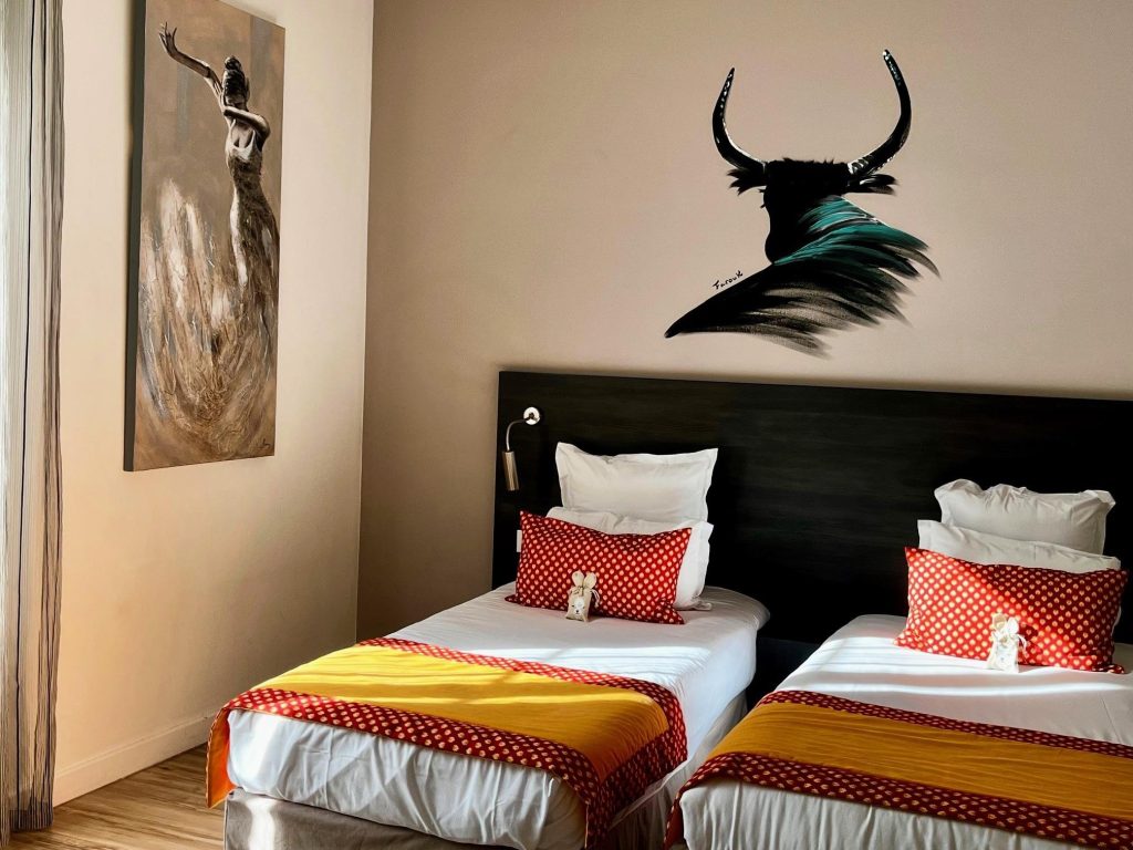 hotel-saint-louis-camargue-family-room-balneo