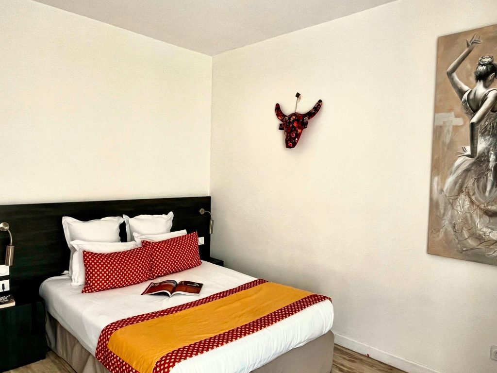 hotel-saint-louis-camargue-family-room-balneo