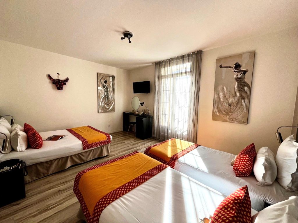 hotel-saint-louis-camargue-family-room-balneo